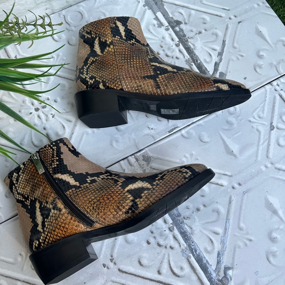 Aquatalia
Faelynn Snakeskin-Embossed Leather Ankle Boots women size 6.5 new - Picture 10 of 16